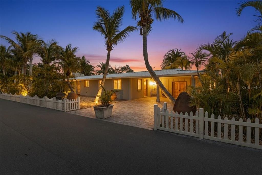 834 Jungle Queen Way Longboat Key, FL 34228 - Photo 3 of 52