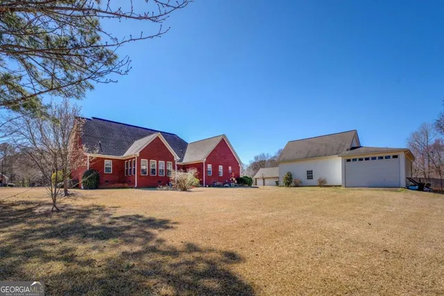a view of a house with a yard