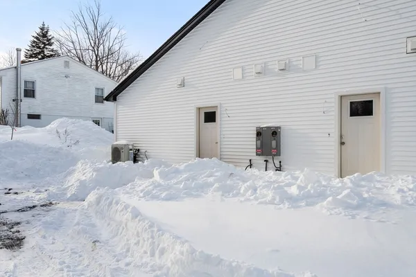 a view of backyard of the house