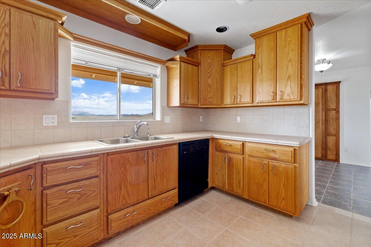 20775 North Hackamore Lane Paulden, AZ 86334 - Photo 9 of 26 08-Kitchen