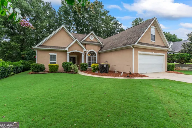 a view of a house with a yard