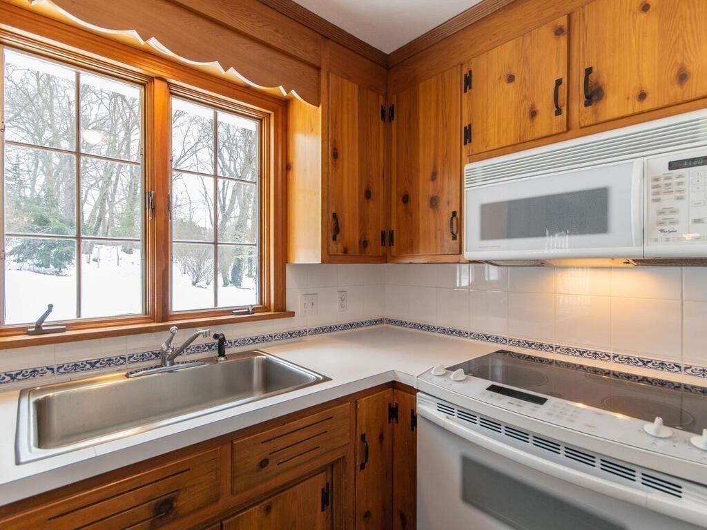 302 Blueberry Hill Road Longmeadow, MA 01106 - Photo 18 of 41 Gallery Image 18