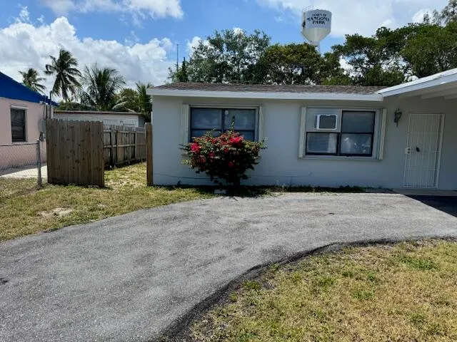 $295,000 | 5707 Briarwood Avenue, Mangonia Park, FL 33407