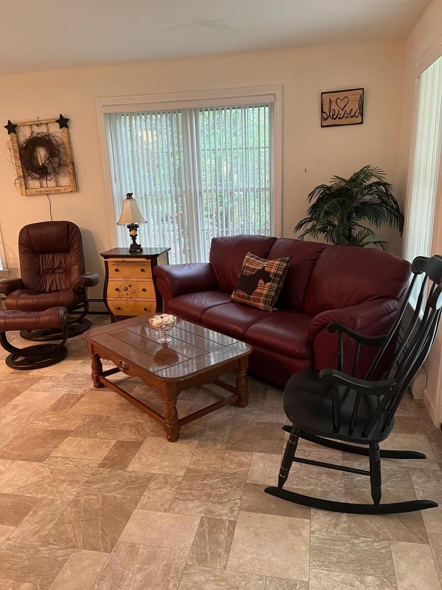 4 Gingerbread Lane York, ME 03909 - Photo 9 of 16 liv1