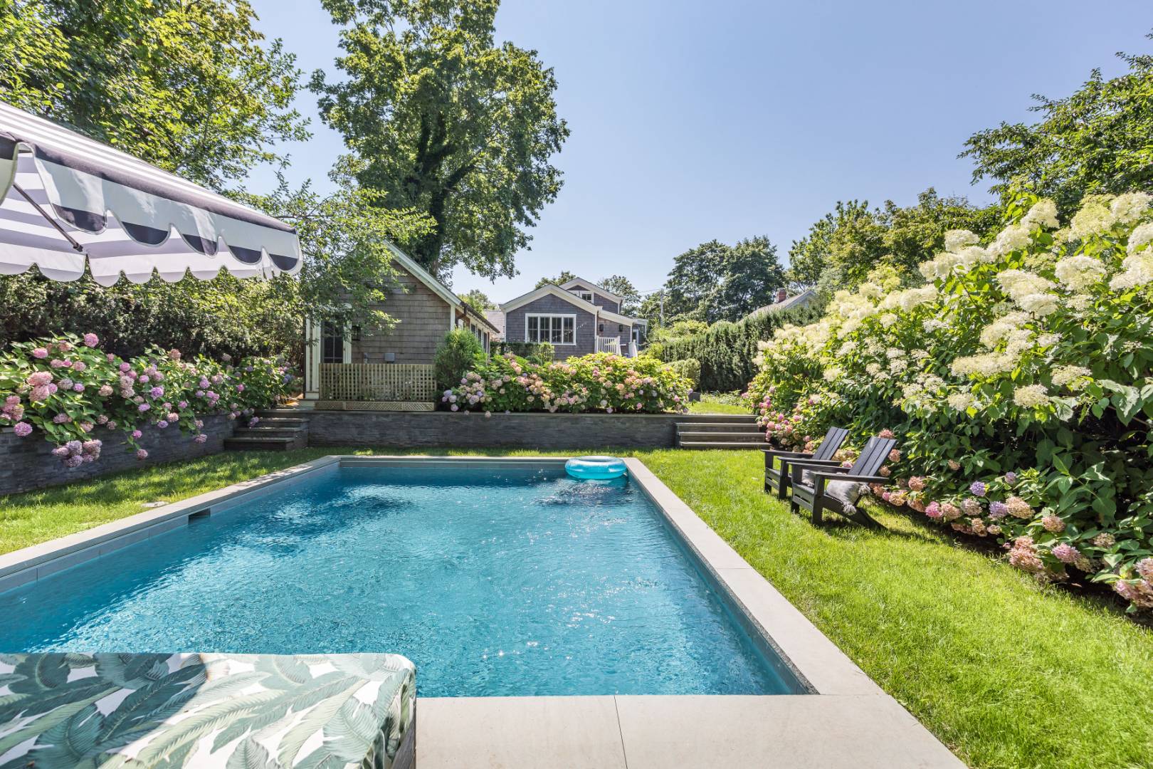 a view of a house with a backyard