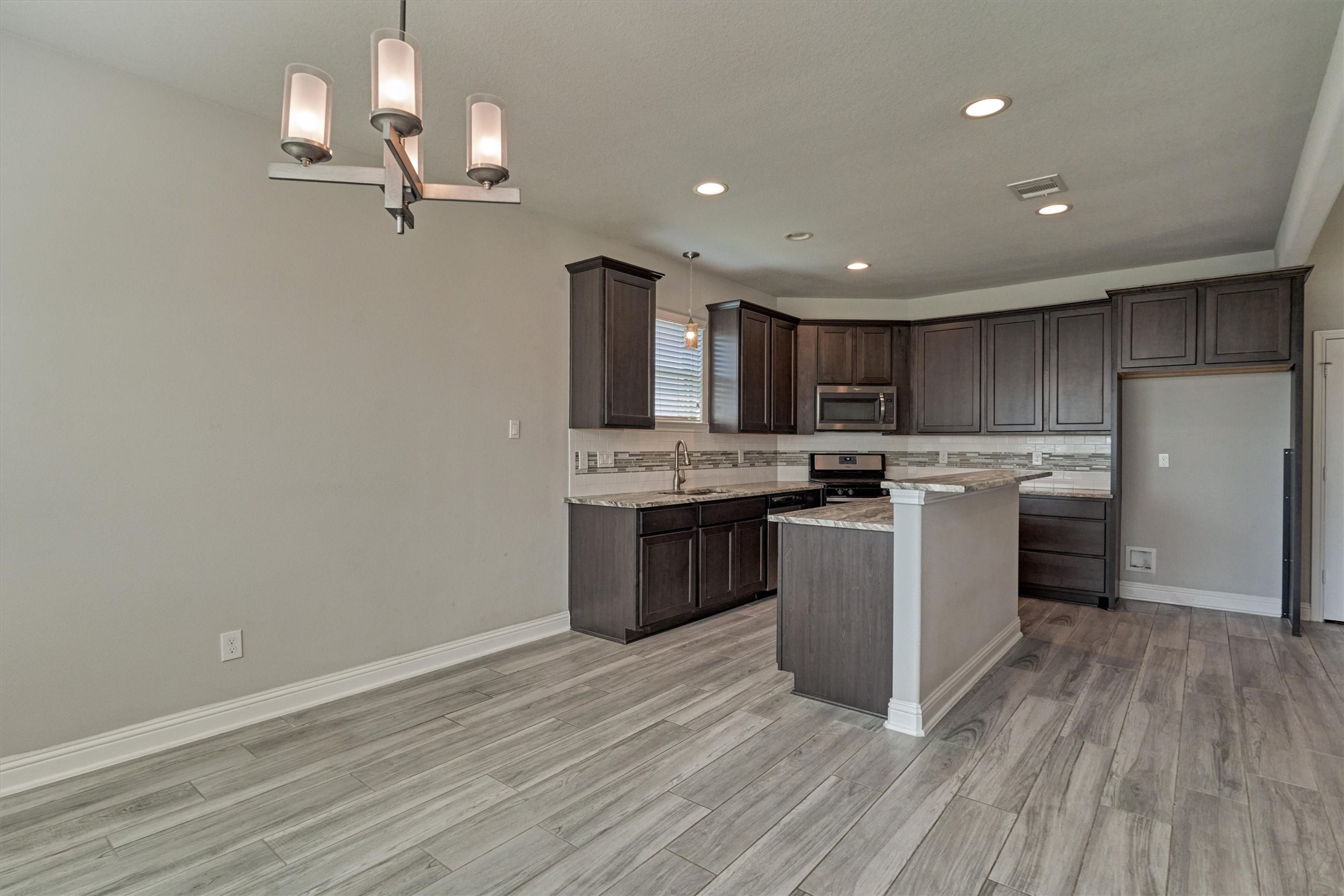 180 Racetrack Lane Montgomery, TX 77356 - Photo 17 of 46 The kitchen offers a breakfast bar and granite counters.