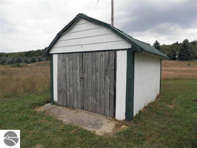 10698 Packingham Road Manton, MI 49663 - Photo 4 of 17 1732843-3.JPG