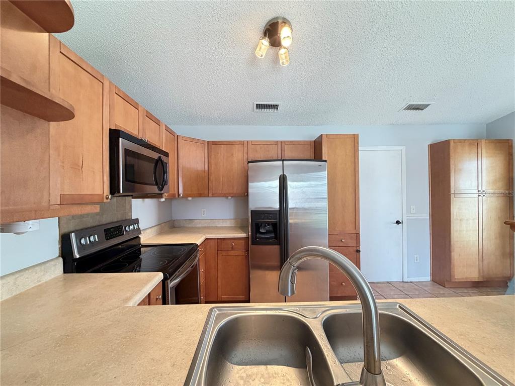 9923 Castleton Street Orlando, FL 32817 - Photo 7 of 27
