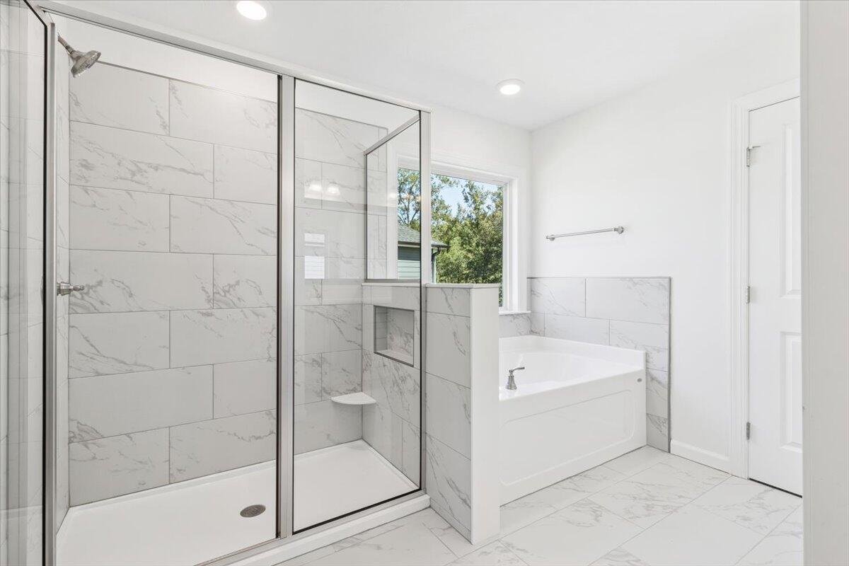 930 Walker Point Drive, Unit TP11 Grovetown, GA 30813 - Photo 26 of 36 26-Shower and Garden tub