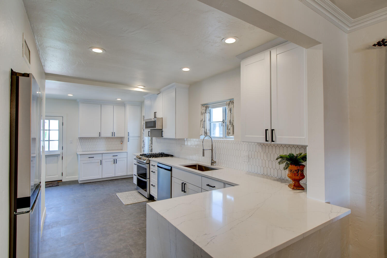 130 West Coronado Road Phoenix, AZ 85003 - Photo 10 of 35 Kitchen - Breakfast Bar