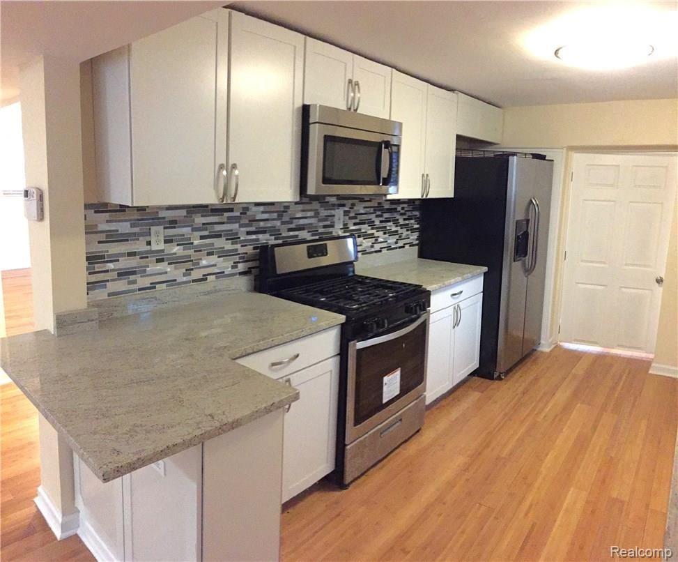 2985 Emmons Avenue Rochester, MI 48307 - Photo 11 of 39 10.JPG