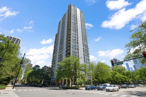 $2,250 | 1360 North Sandburg Terrace, Unit 2004, Chicago, IL 60610