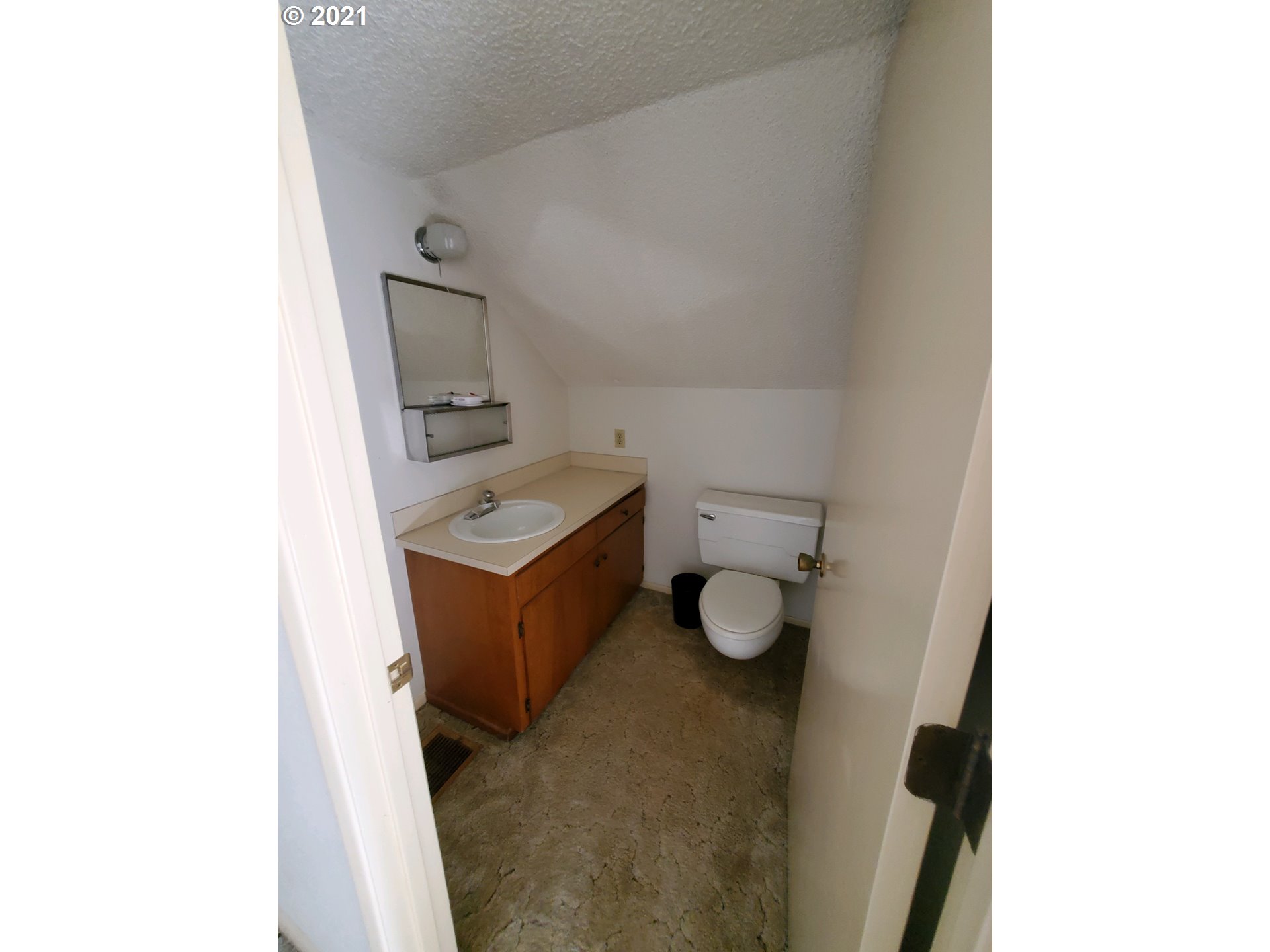 1237 Southwest Washington Street Albany, OR 97321 - Photo 10 of 14 Gallery Image 10