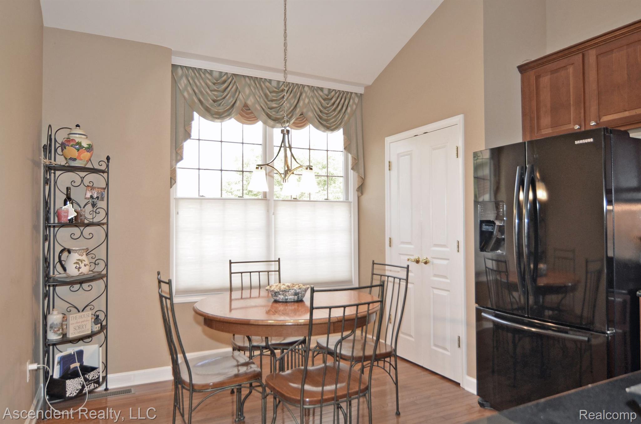 3704 Tremonte Circle, Unit 88 Rochester, MI 48306 - Photo 14 of 41 Breakfast nook