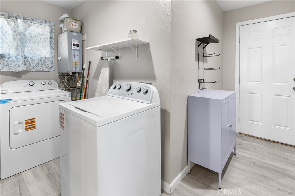 944 West 18th Street Merced, CA 95340 - Photo 18 of 34 a utility room with dryer and washer