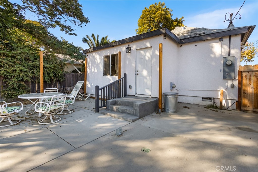 944 West 18th Street Merced, CA 95340 - Photo 22 of 34 a view of a house with backyard and sitting area