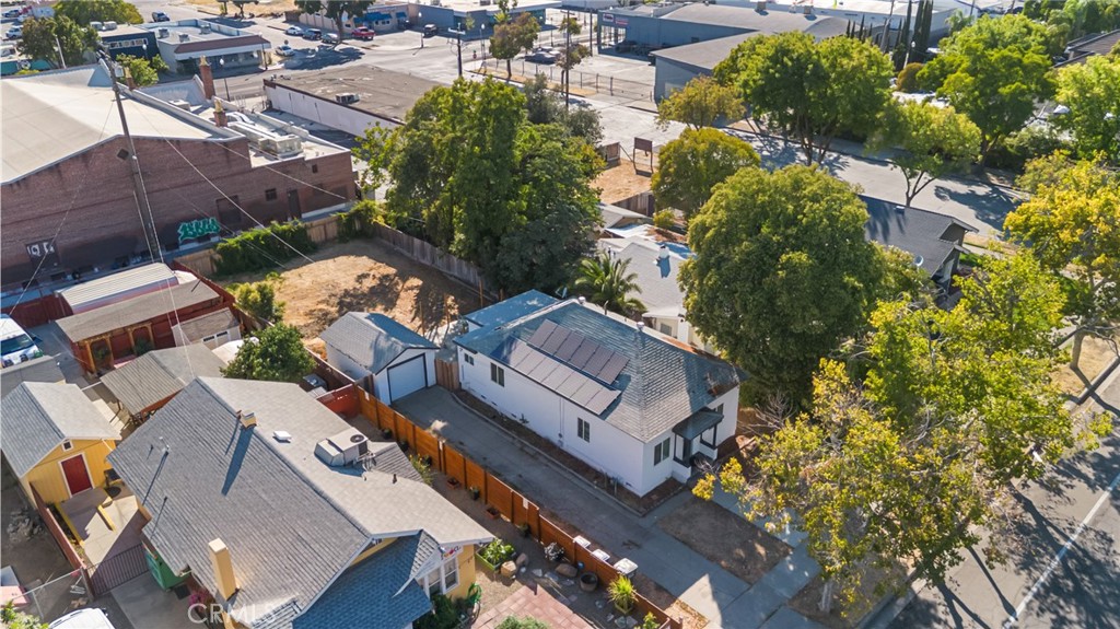 944 West 18th Street Merced, CA 95340 - Photo 27 of 34 an aerial view of residential houses with outdoor space