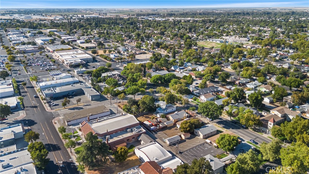 944 West 18th Street Merced, CA 95340 - Photo 32 of 34 an aerial view of a city with lots of residential buildings