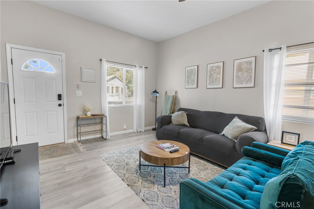 944 West 18th Street Merced, CA 95340 - Photo 4 of 34 a living room with furniture and a window