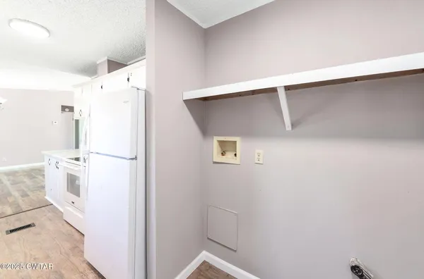 a view of empty room with window