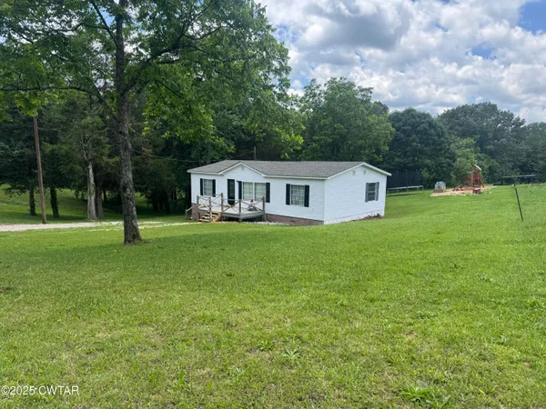 a view of empty room with wooden floor and ceiling fan