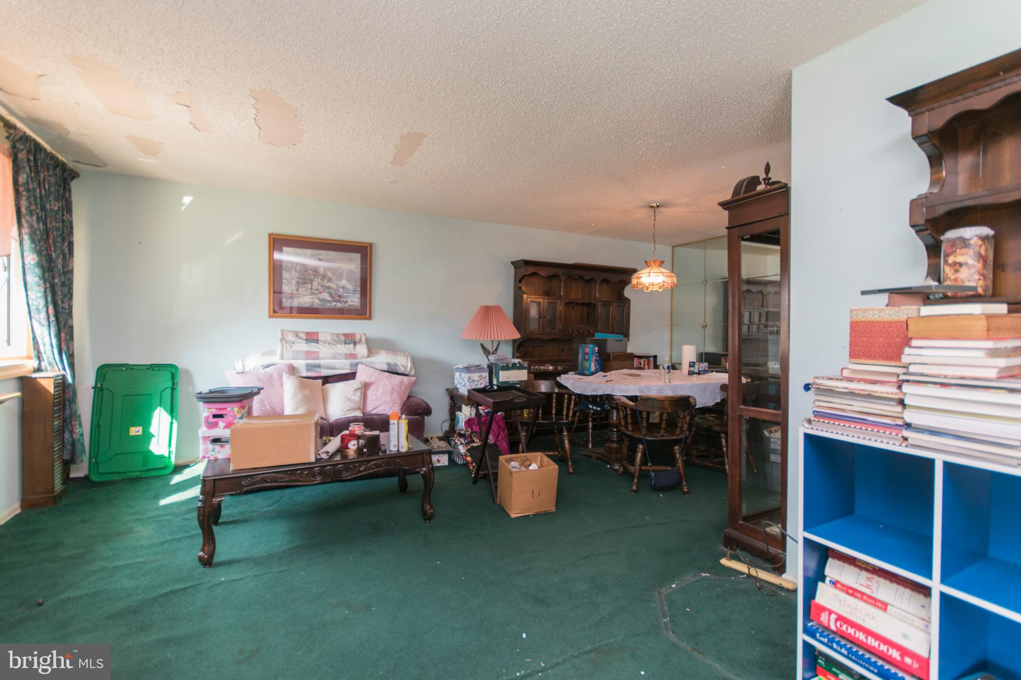 13051 Stevens Road Philadelphia, PA 19116 - Photo 5 of 30 Living Room