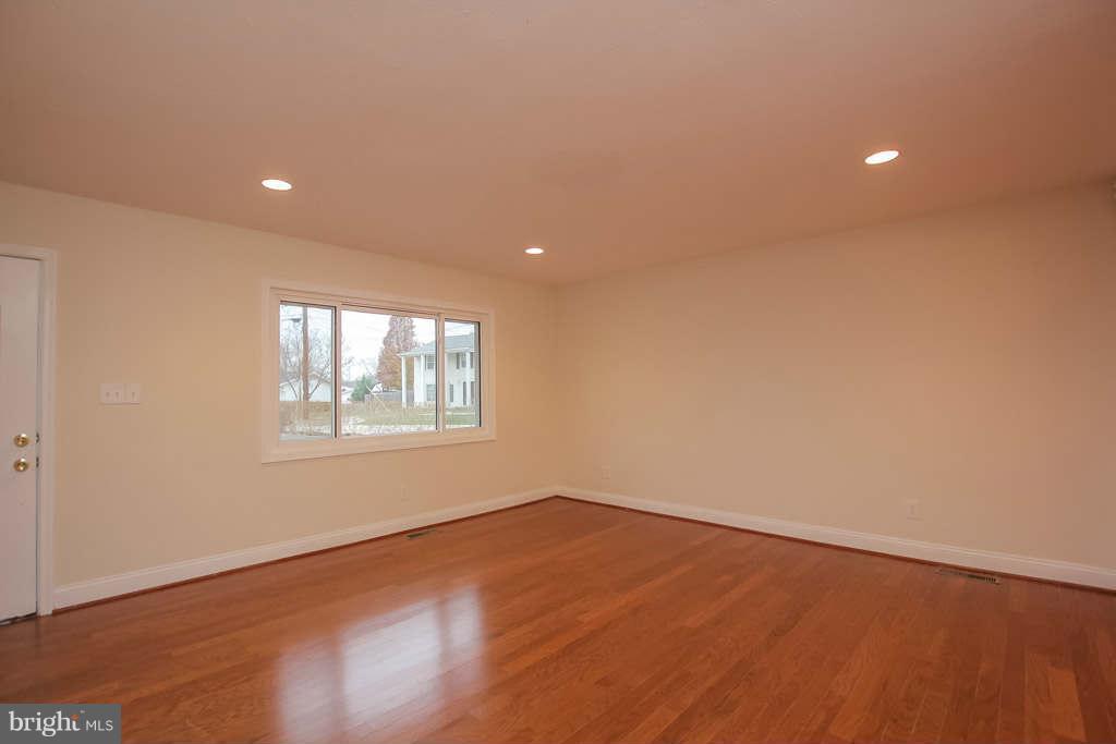 6101 Pinto Place Springfield, VA 22150 - Photo 15 of 30 Living Room