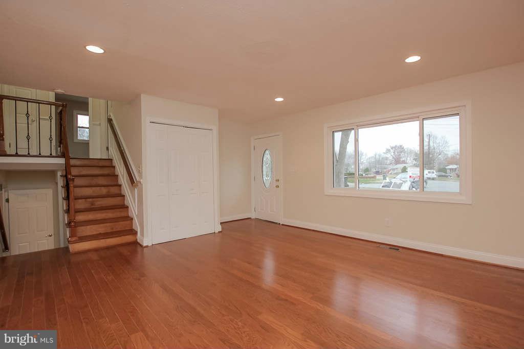 6101 Pinto Place Springfield, VA 22150 - Photo 4 of 30 Living Room