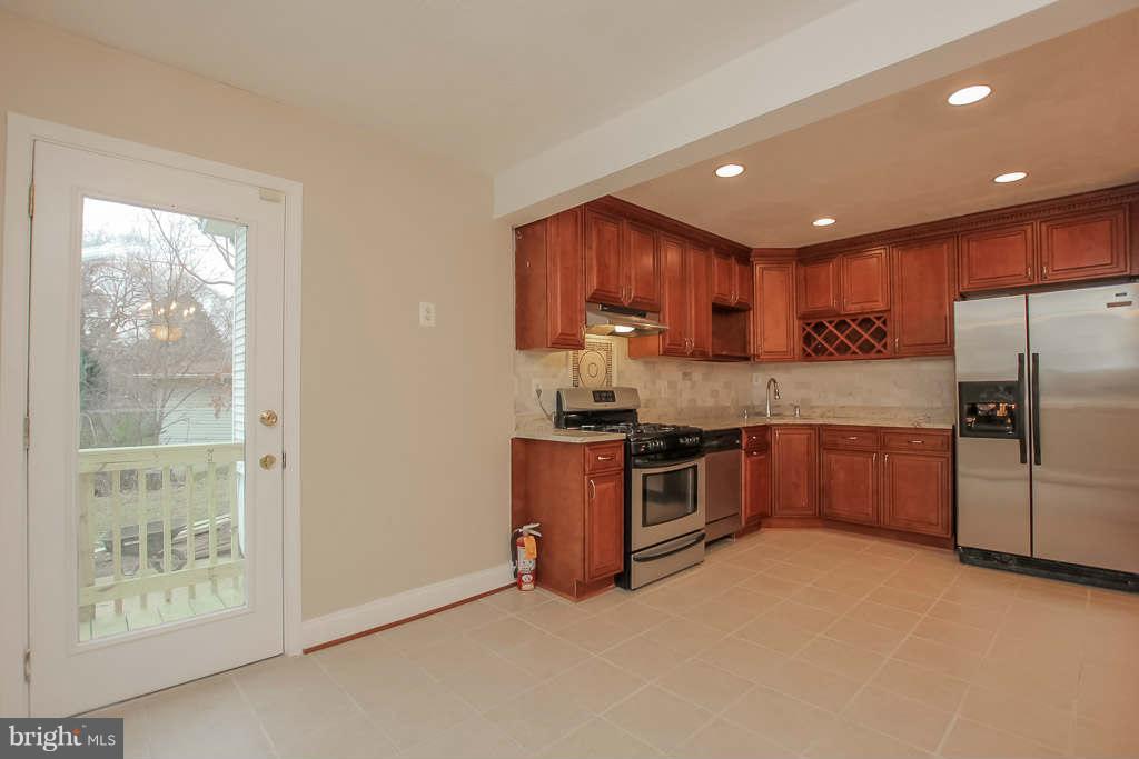 6101 Pinto Place Springfield, VA 22150 - Photo 6 of 30 Kitchen