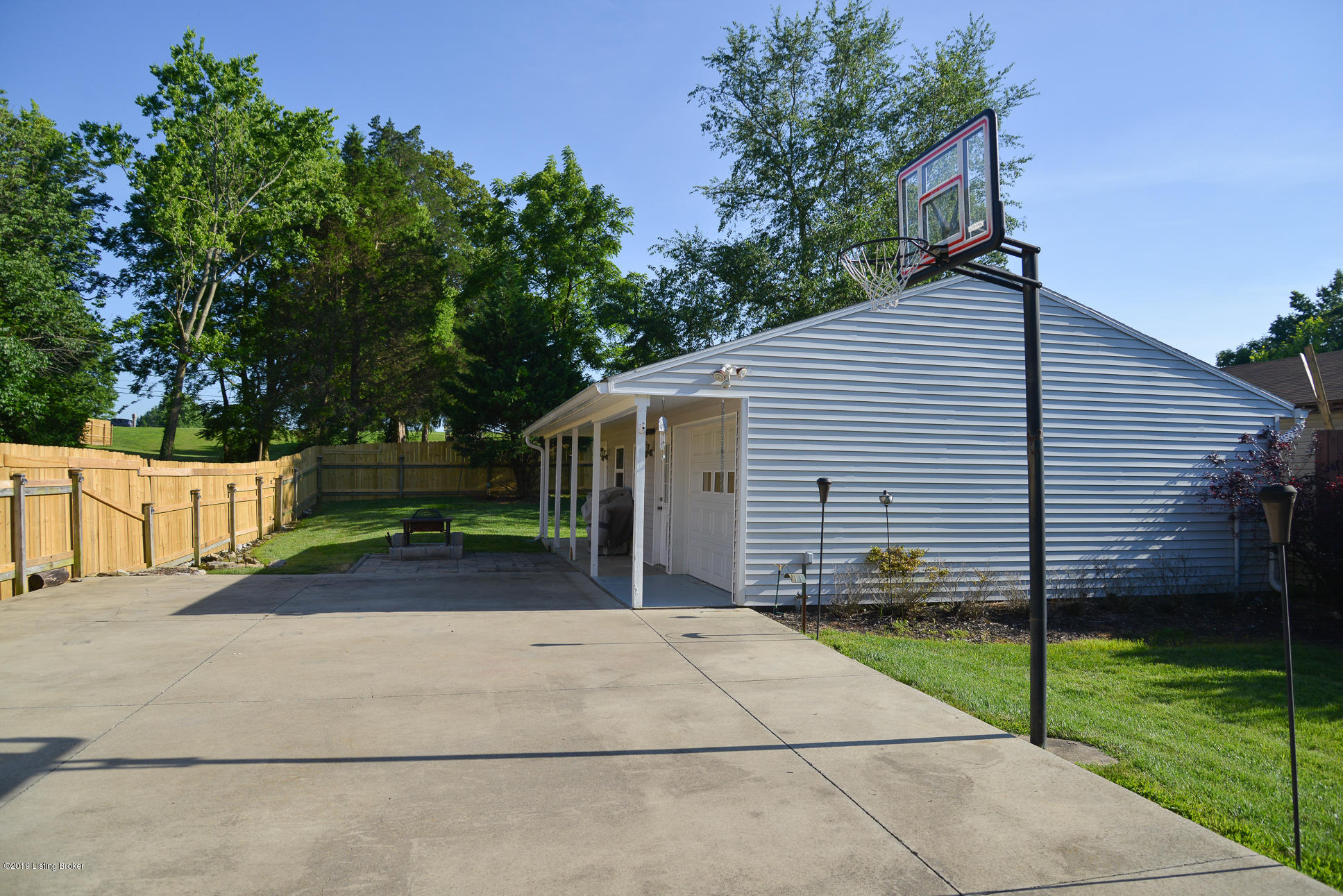 5112 Queens Castle Road Louisville, KY 40229 - Photo 35 of 35 5112_QueenCastleRd-25