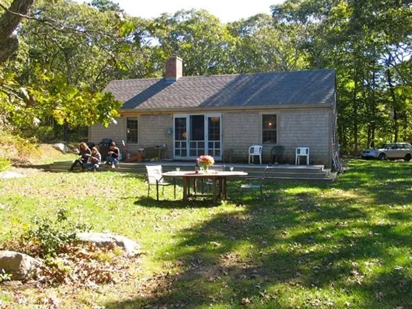 a view of a house with backyard
