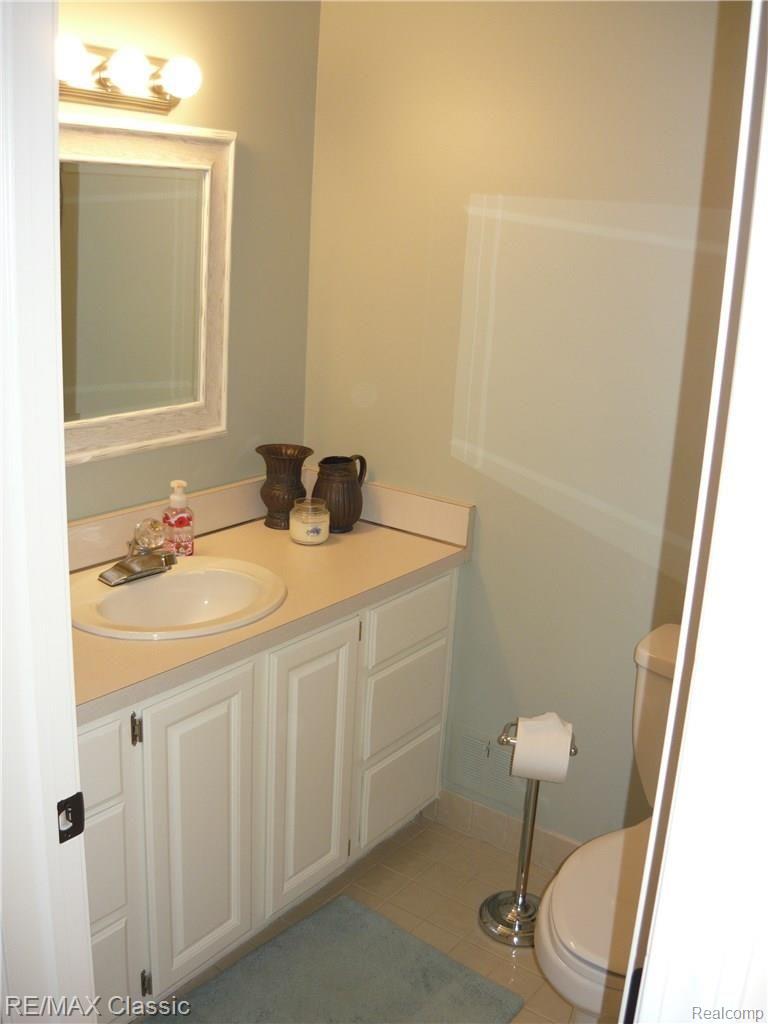 850 Augusta Drive Rochester, MI 48309 - Photo 19 of 36 Hall full bath.JPG