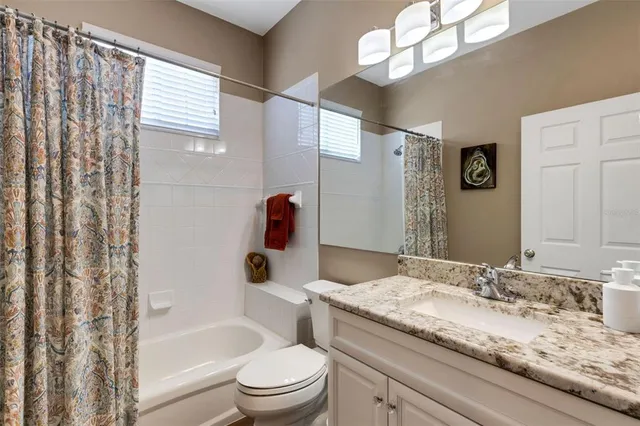 a view of a livingroom with a workspace