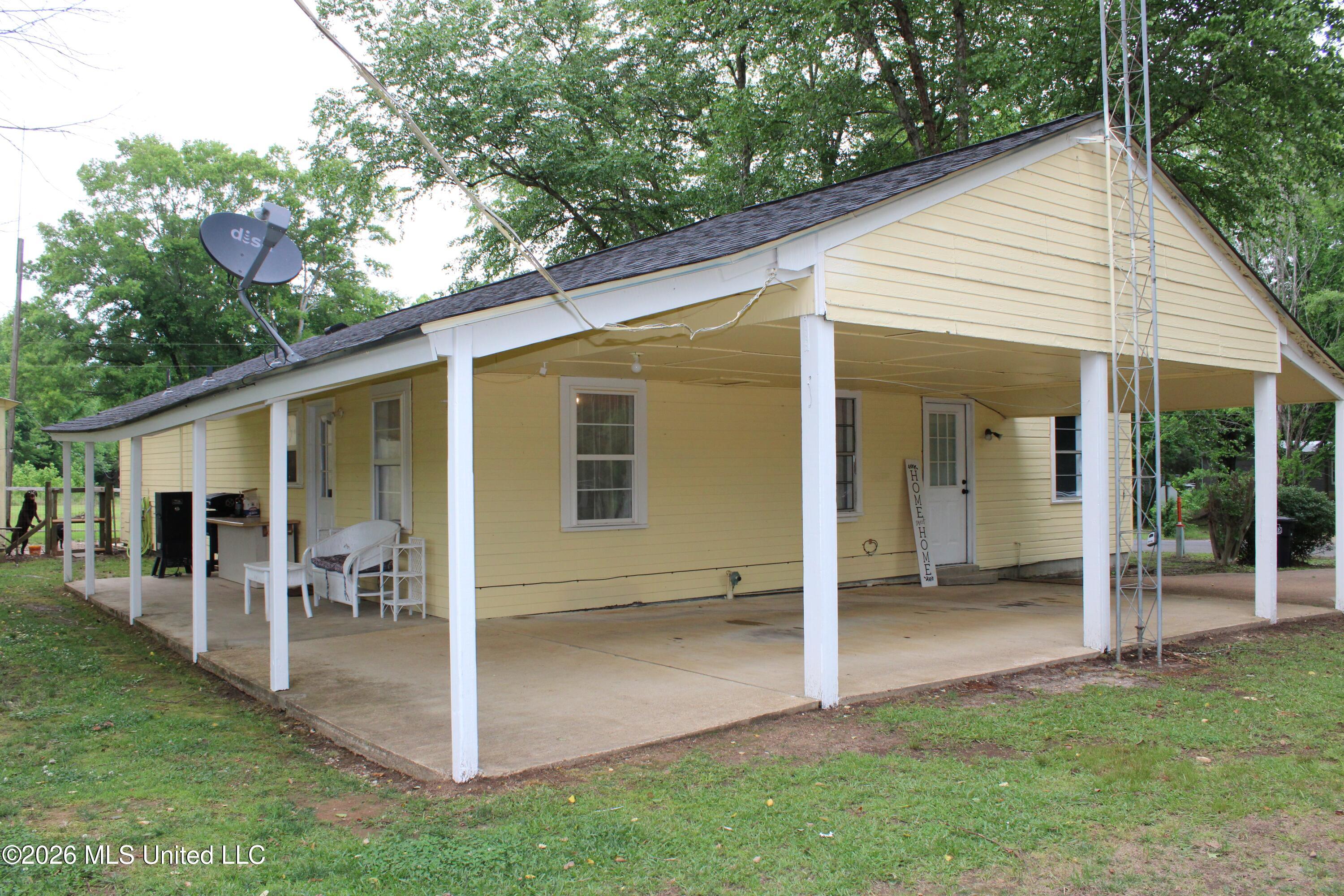 531 Pepper Tree Lane Senatobia, MS 38668 - Photo 2 of 20 Carport