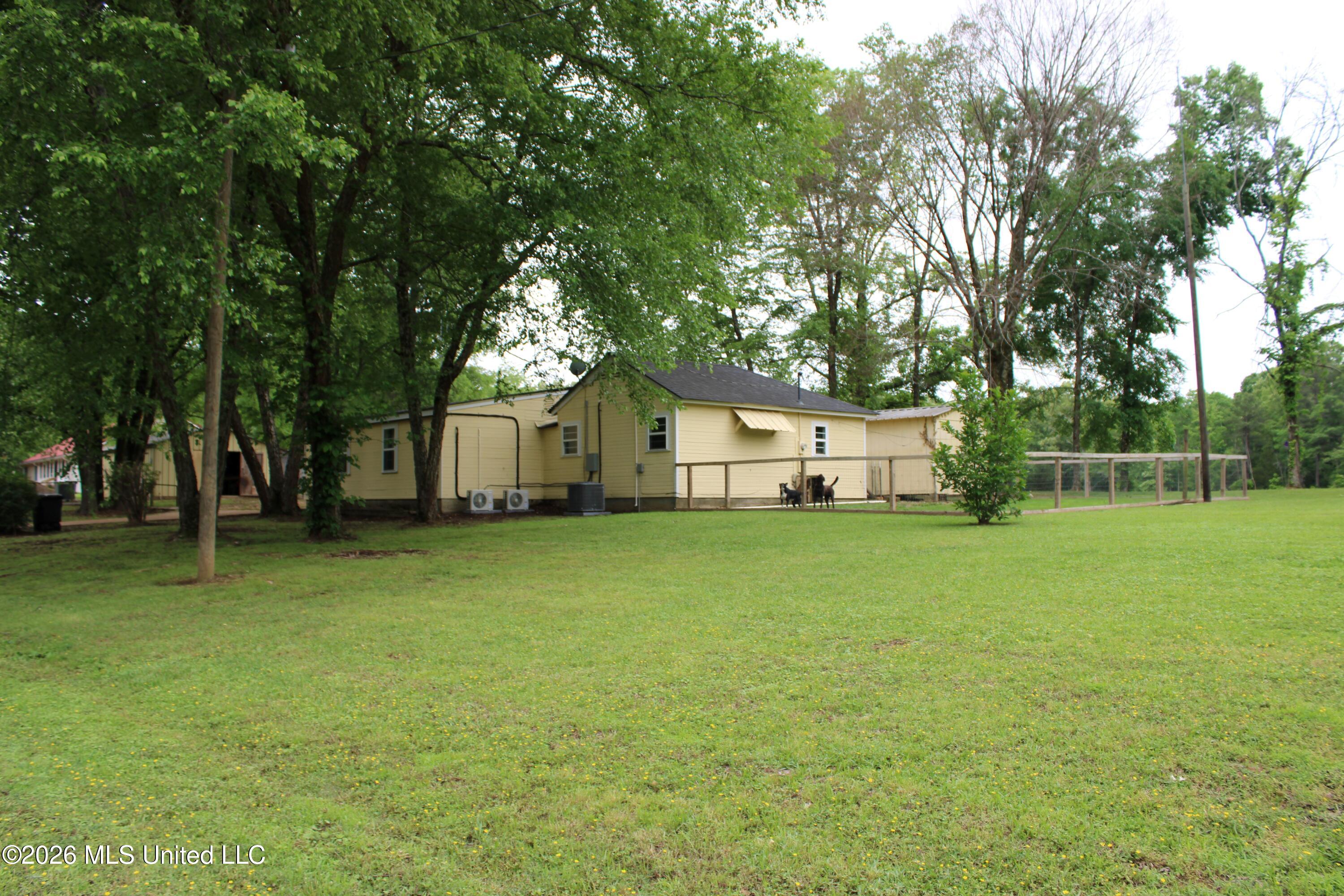 531 Pepper Tree Lane Senatobia, MS 38668 - Photo 3 of 20 Left side