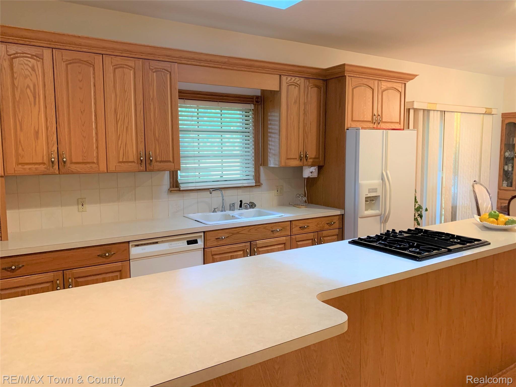 8215 Elms Road Flushing, MI 48433 - Photo 9 of 46 elms kitchen3.jpg