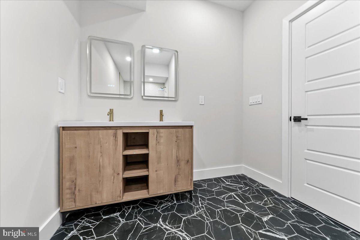 2034 Reed Street Philadelphia, PA 19146 - Photo 24 of 55 2nd Floor Full Hall Bath