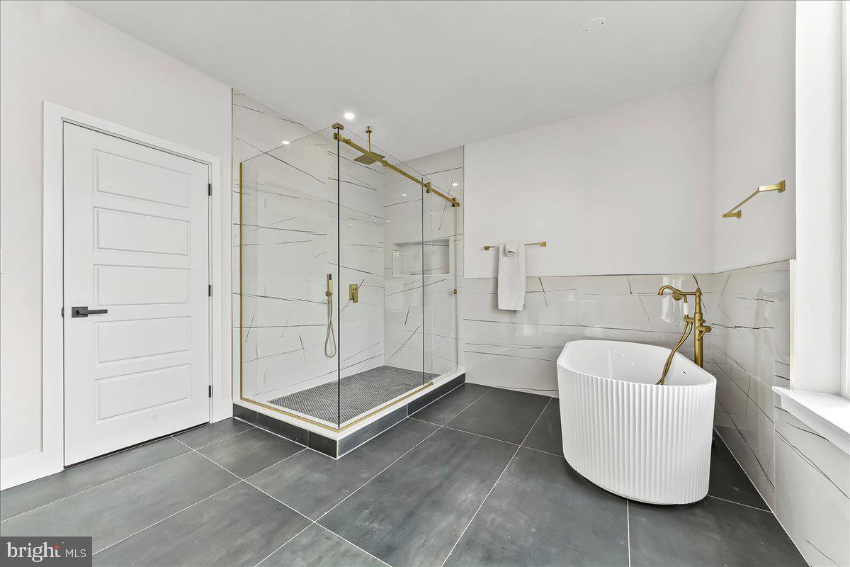 2034 Reed Street Philadelphia, PA 19146 - Photo 32 of 55 3rd Floor Primary Suite Bathroom