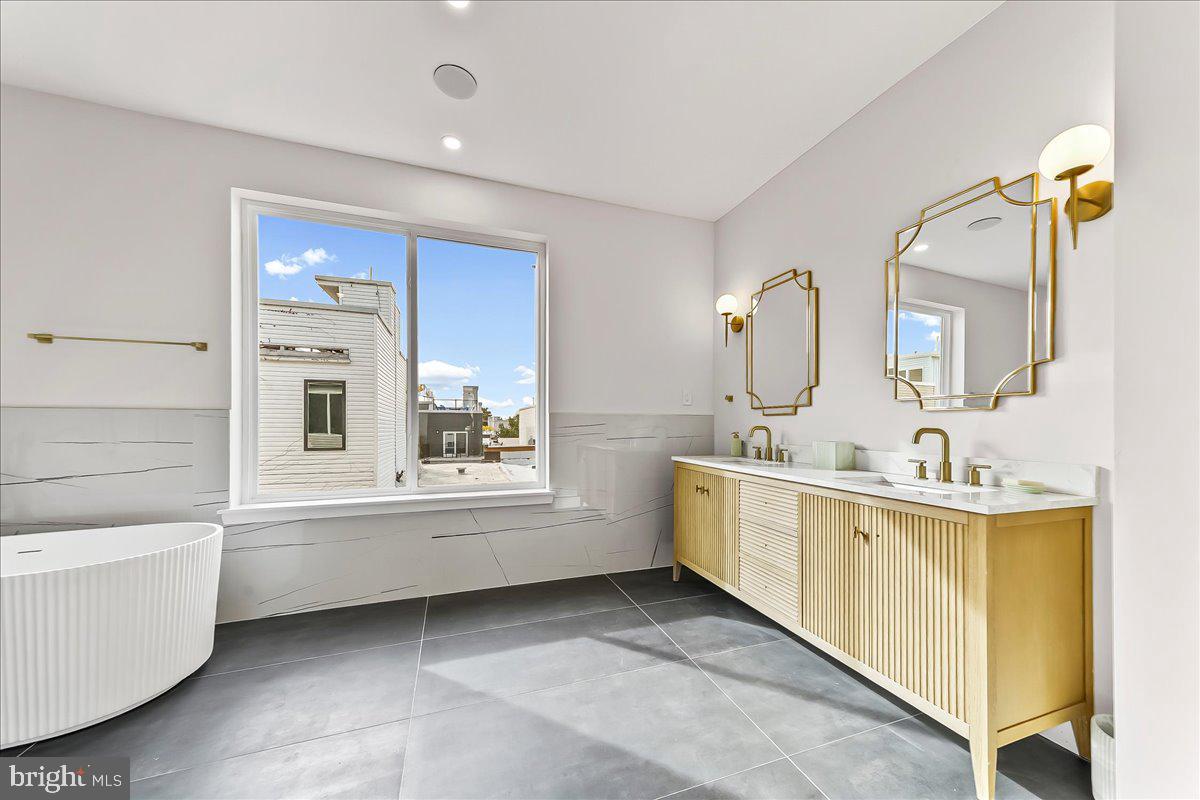 2034 Reed Street Philadelphia, PA 19146 - Photo 33 of 55 3rd Floor Primary Suite Bathroom