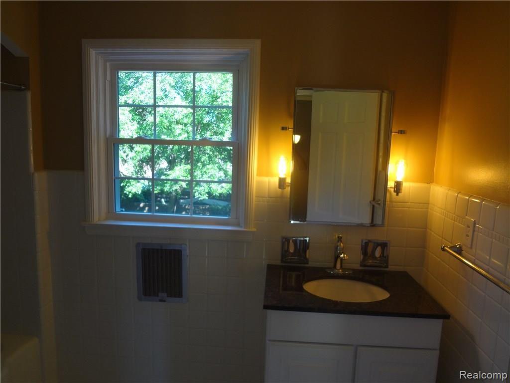 19800 Canterbury Road Detroit, MI 48221 - Photo 34 of 51 Full bath.JPG