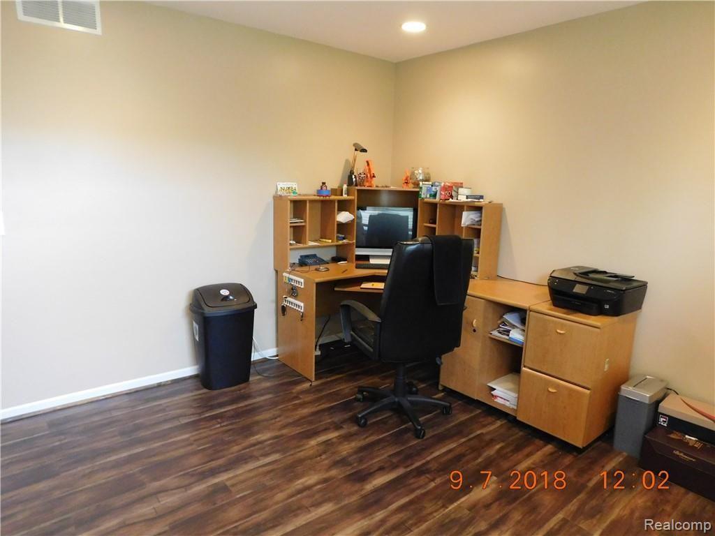 37335 Chesapeake Road Farmington Hills, MI 48335 - Photo 31 of 48