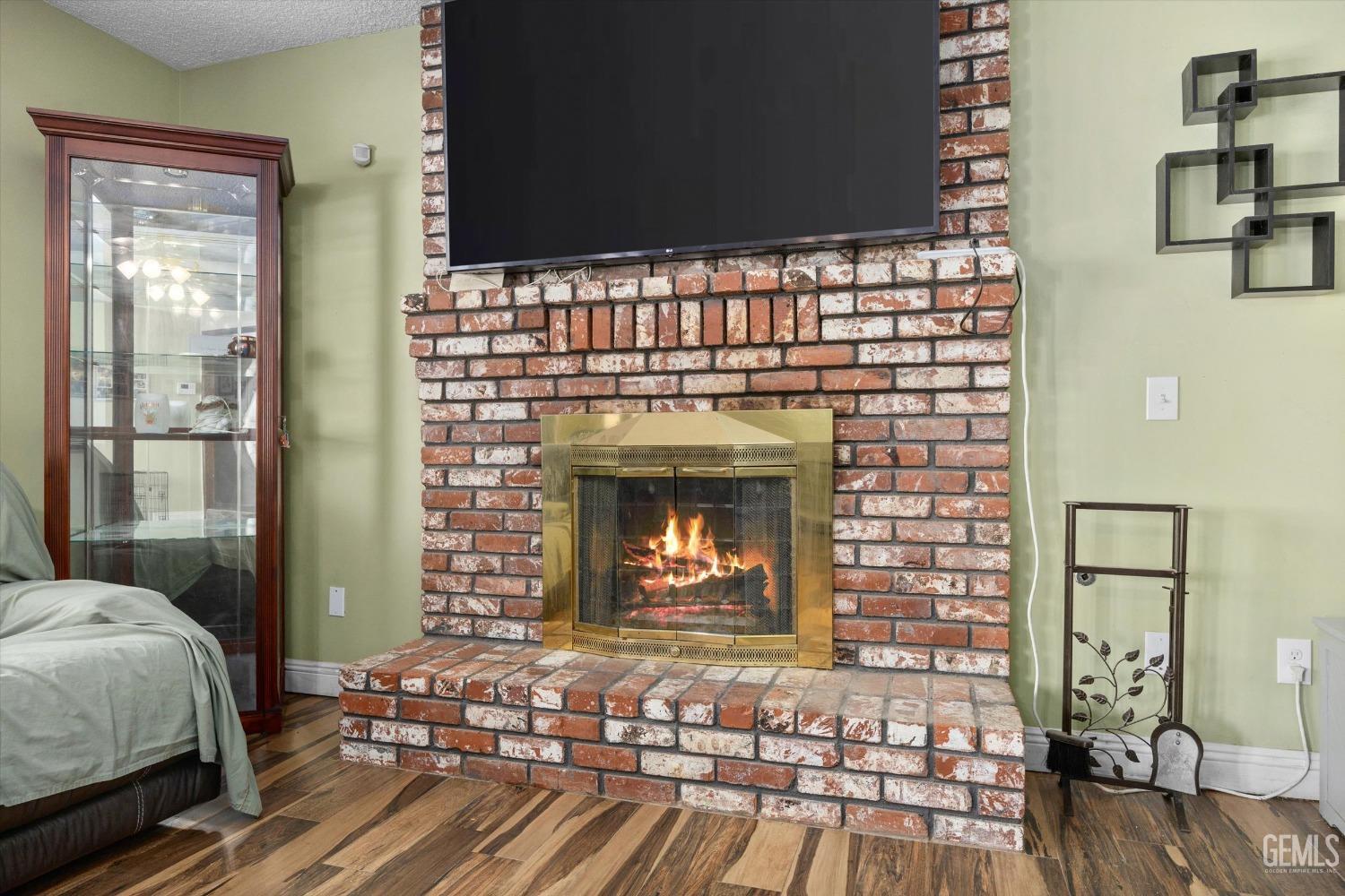 Undisclosed Address Bakersfield, CA 93308 - Photo 7 of 33 a living room with furniture