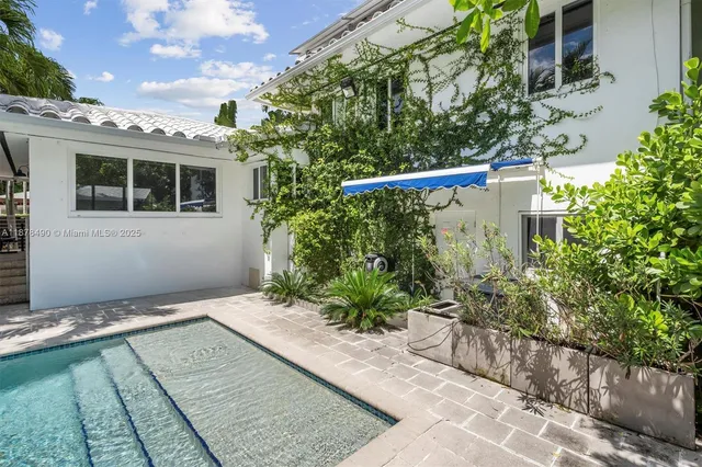 a view of a house with a backyard