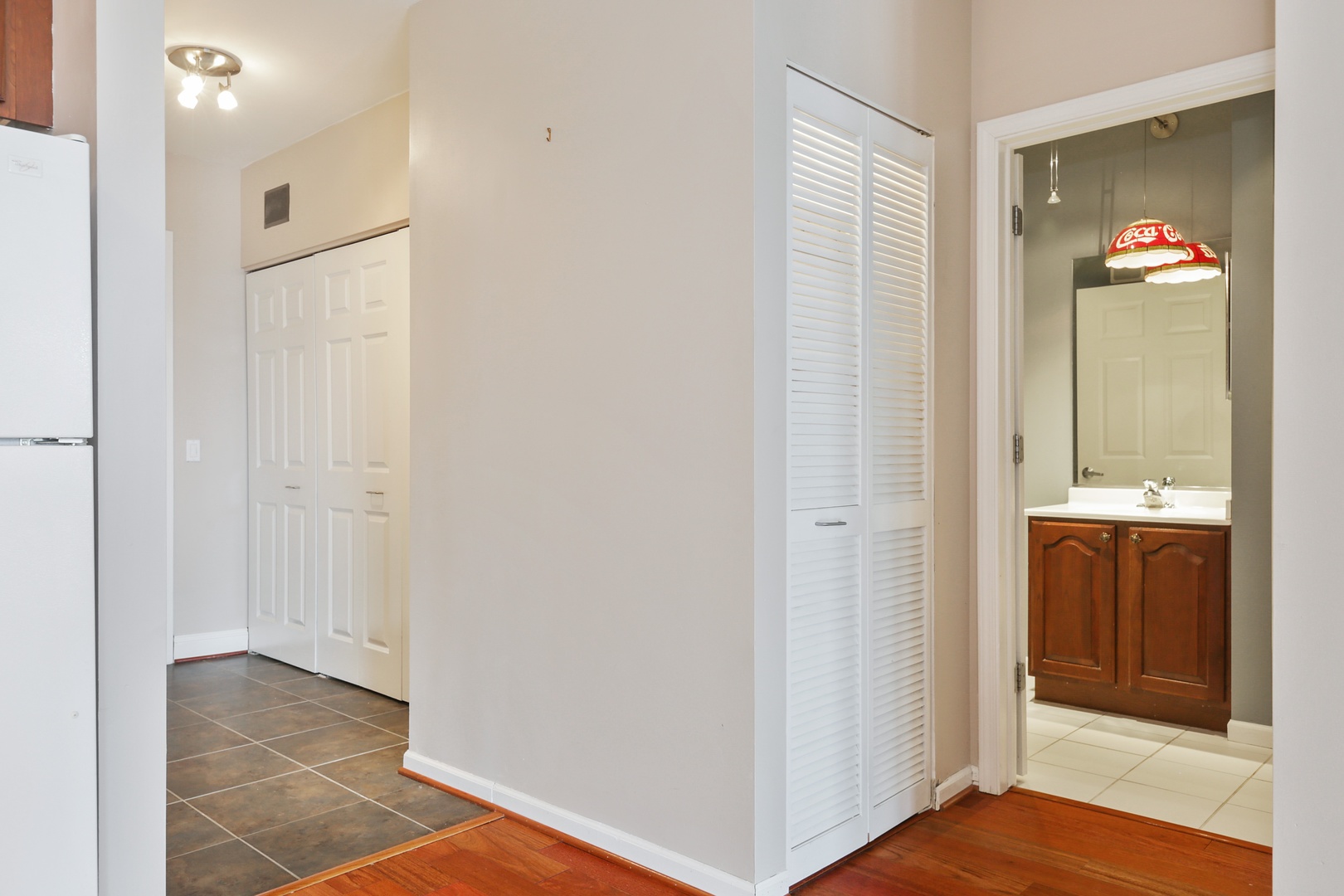 630 North State Street, Unit 1609 Chicago, IL 60654 - Photo 17 of 22 a very nice looking hallway with a elevator
