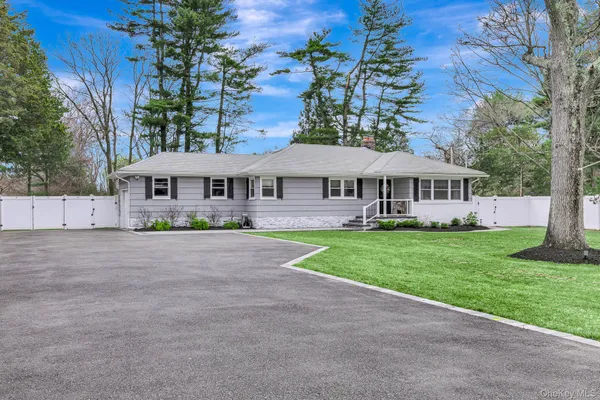 $769,000 | 14 Ursular Court, Smithtown, NY 11787