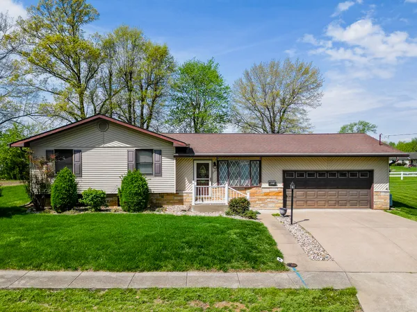 a view of a house with a yard