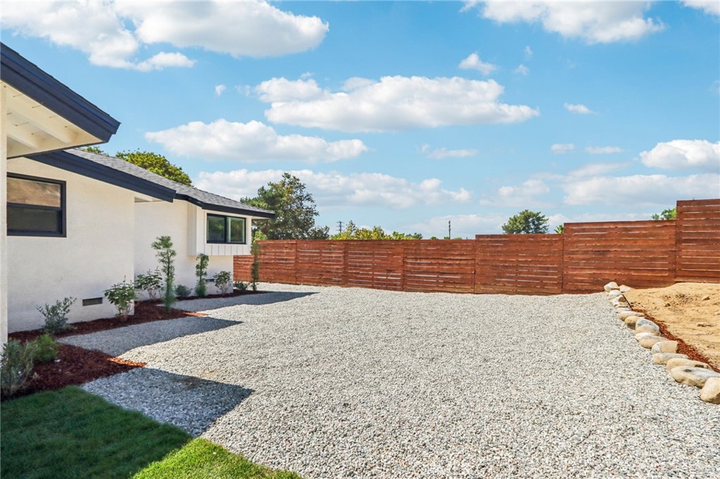 11060 Vanda Way Sun Valley, CA 91352 - Photo 25 of 43 a view of a backyard of the house