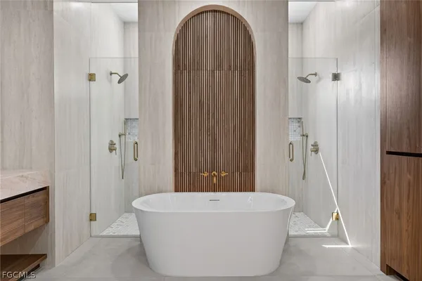 $725,000 | 13 Northwest 35th Place, Cape Coral, FL 33993