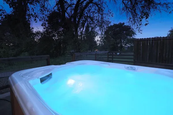 a view of a backyard