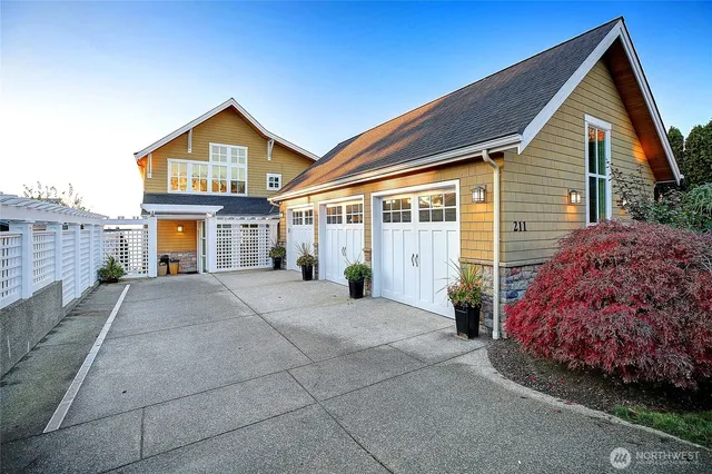 a view of a back yard of the house